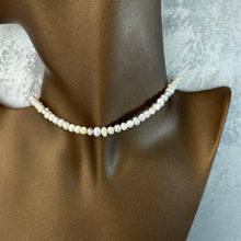 Load image into Gallery viewer, Colier cu perle de cultură - cruce