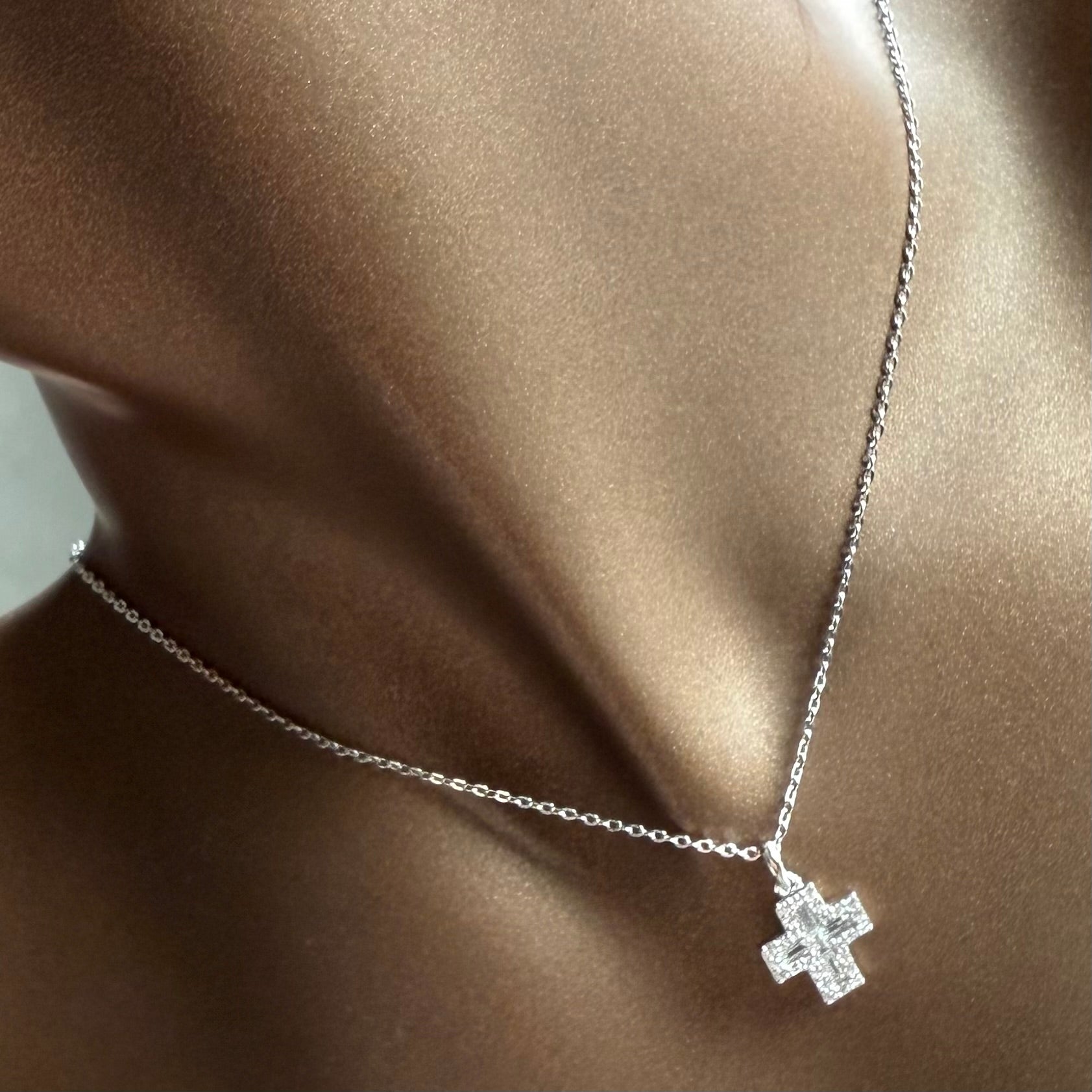 Lantisor cu cruciulita - Dinuzete